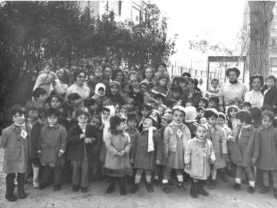 ...e posano con le maestre